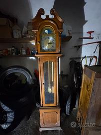 Orologio pendente a terra antico