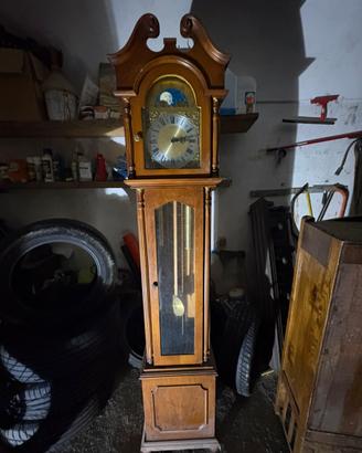 Orologio pendente a terra antico