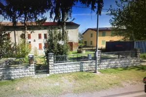 Porzione di casa da ristrutturare con giardino