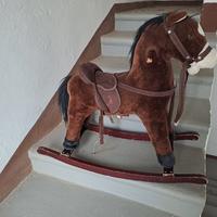 Cavallino a dondolo in pelouche con musica