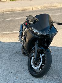 R6 2005 targa straniera