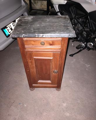 comodini antichi in legno con piano in marmy