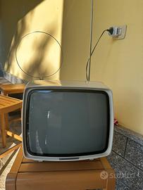 Televisore vintage bianco e nero