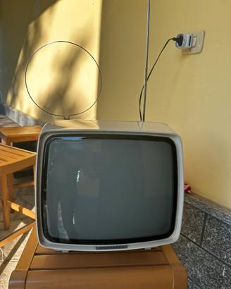 Televisore vintage bianco e nero