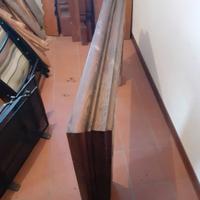 Elementi caminetto, tavolo rotondo e quattro sedie