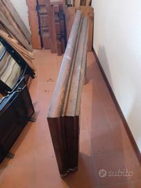 Elementi caminetto, tavolo rotondo e quattro sedie