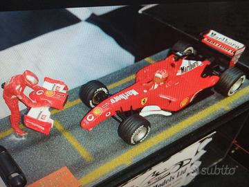 Set due Figurini Meccanici F1 cambio gomme