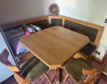 tavolo e sedie in stile tirolese