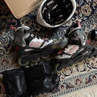 Rollerblade con casco e ginocchiere