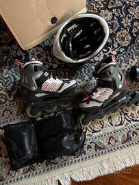 Rollerblade con casco e ginocchiere