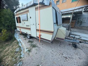 Roulotte con documenti