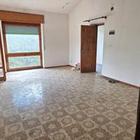 Trecastagni 3 vani con terrazzino e posto auto