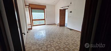 Trecastagni 3 vani con terrazzino e posto auto