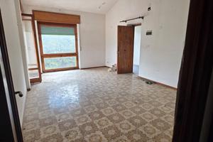 Trecastagni 3 vani con terrazzino e posto auto