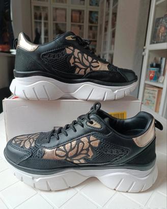 Sneakers basse donna Guess colore black e gold