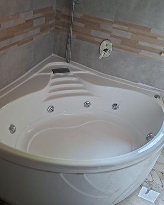 Vasca idromassaggio con cascata