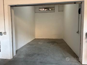 Ampi garage varie metrature pressi via is Mirrioni