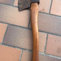 Accetta con manico in legno