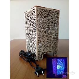 Lampada da tavolo in legno tagliato al laser