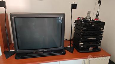 impianto stereo con TV e casse bose 