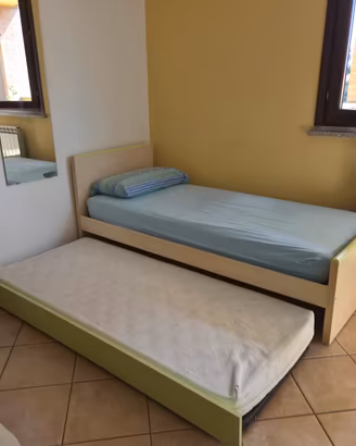 Cameretta: letto doppio, scrivania, libreria, comò