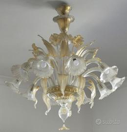 Lampadario di Murano in vetro soffiato e oro.