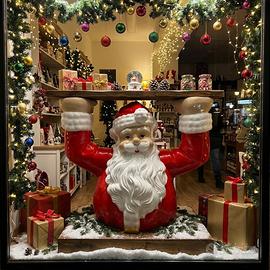 Statua babbo natale esposizione vetrine e negozio