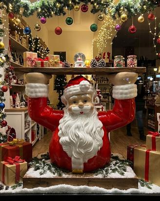 Statua babbo natale esposizione vetrine e negozio