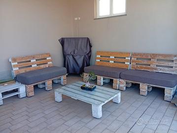 Salottino da giardino in pancali: divani + tavolo