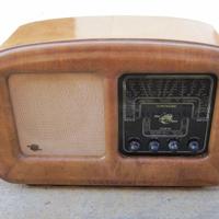 Radio antica vintage in legno a valvole antico