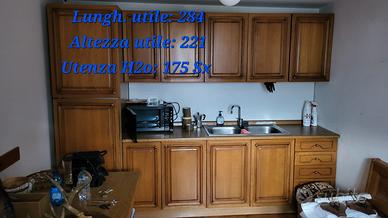 Splendida cucina completa di frigorifero