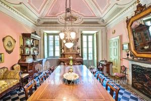 Palazzo / Stabile di 700 m² con più di 5 locali a 