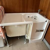 Vasca con sportello e seduta per anziani