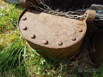 Antica secchia o tazza per catenaria draga