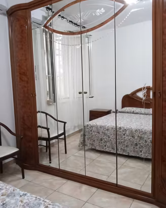 Armadio/cassettiera/comodini stile classico.