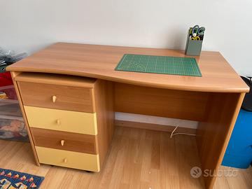 Scrivania con cassettiera