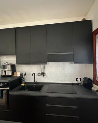 Cucina nera con isola