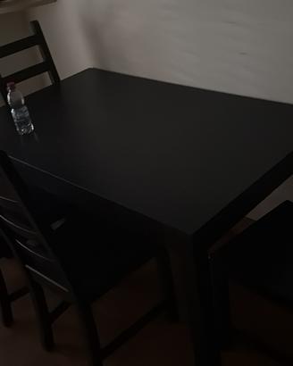 Tavolo con sedie