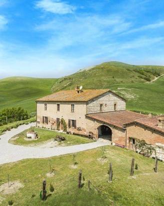 Rustico / Casale di 700 m² con più di 5 locali e b