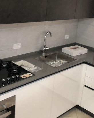 CUCINA COMPLETA BIANCA LUCIDA E ANTE CEMENTO