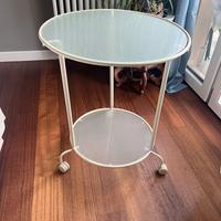 Tavolino in metallo con ripiano in vetro