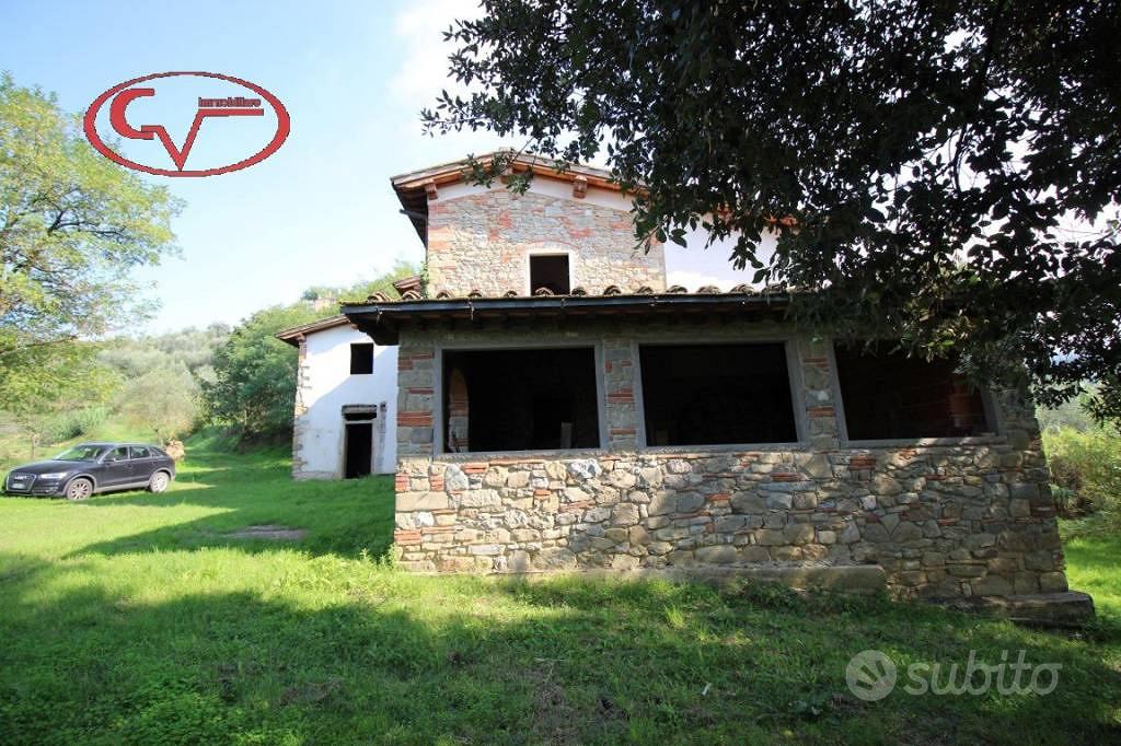 Rustico / Casale di 325 m² con più di 5 locali a T - Vista 4