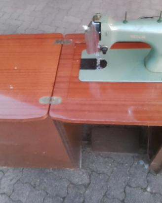 Macchina da cucire NECCHI.  