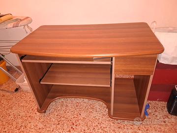 Scrivania in MDF per PC con rotelle