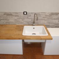 Pensili, lavandino in ceramica e rubinetto 