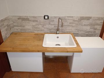 Pensili, lavandino in ceramica e rubinetto 