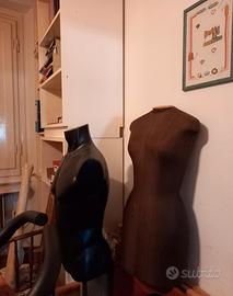  2 manichini da sarta e  tagli di tessuto 