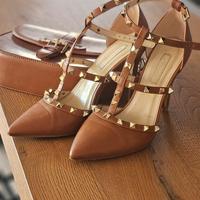 decolletè cammello simil Rockstud + borsetta 