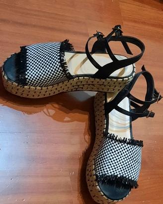 sandali Romeo Gigli con zeppa. Numero 38.