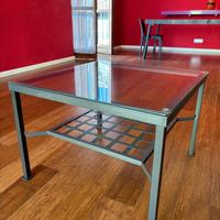 Tavolino da salotto in vetro con profili neri